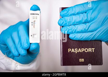 Médecin détenteur d'un passeport et d'un test négatif covid-19 ( antigène rapide SRAS-COV-2 AG ). Coronavirus et concept de voyage de sécurité. Banque D'Images