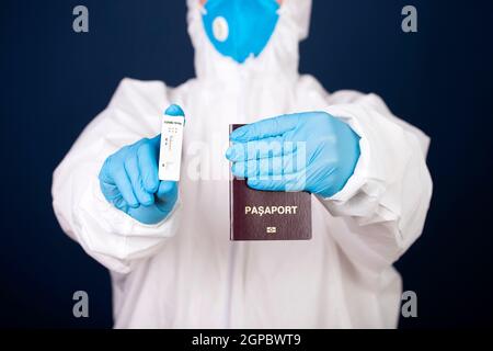 Médecin détenteur d'un passeport et d'un test négatif covid-19 ( antigène rapide SRAS-COV-2 AG ). Coronavirus et concept de voyage de sécurité. Banque D'Images