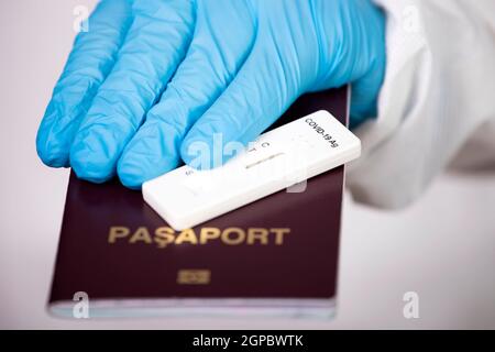 Médecin détenteur d'un passeport et d'un test négatif covid-19 ( antigène rapide SRAS-COV-2 AG ). Coronavirus et concept de voyage de sécurité. Banque D'Images