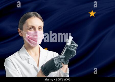 Le médecin prépare la vaccination contre le fond du drapeau de l'Alaska. Concept de vaccination Alaska. Banque D'Images
