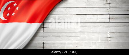Drapeau de Singapour sur l'ancien mur blanc. Bannière panoramique horizontale. Banque D'Images