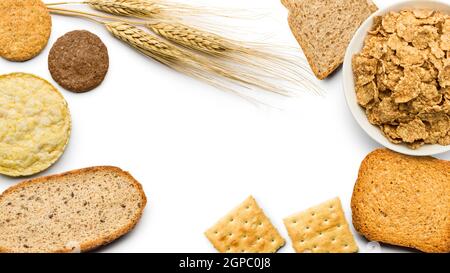 variété de produits de boulangerie et de produits complet sur fond blanc Banque D'Images