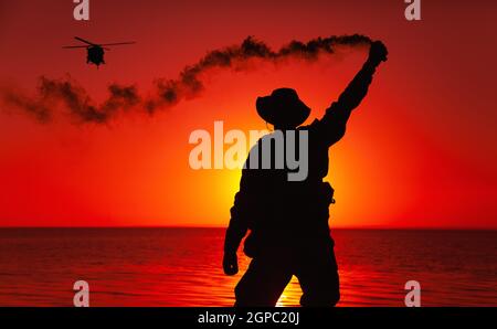 Silhouette de soldat des forces des opérations spéciales de l'armée, signalisation du commandant de chasse, marquage du point d'atterrissage ou zone d'évacuation pour pilote d'hélicoptère avec sm Banque D'Images