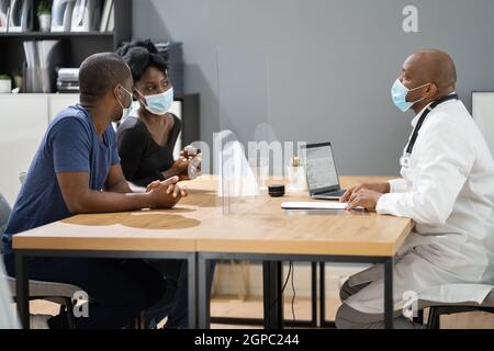 Coupler le patient au médecin avec les résultats des tests de laboratoire de grossesse Banque D'Images