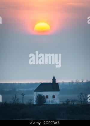 Lever de soleil sur une petite chapelle du Burgenland Banque D'Images