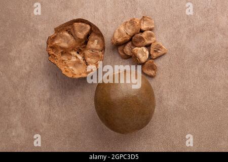 Monk fruit, siraitia grosvenorii, Luo han guo. Vue de dessus en coupe entière et transversale. Banque D'Images