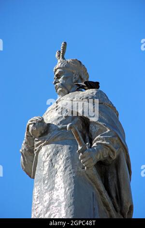 Monument à Bohdan Khmelnytsky personnalité historique ukrainienne à Chernihiv. Pigeon assis sur le monument dans le parc de la ville. Sculpture à Bohdan Khmelnytsky Banque D'Images