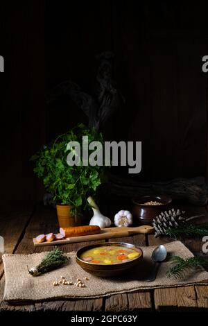 Soupe classique aux pois avec saucisse et viande Banque D'Images