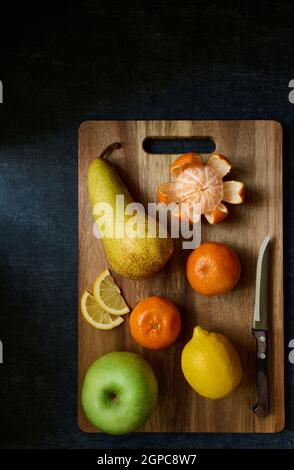 Fruits frais et couteau à fruits sur planche à découper en bois, concept de nourriture saine, plat Banque D'Images
