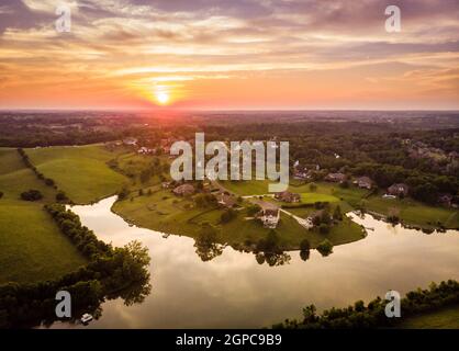 Vue aérienne du coucher de soleil sur le quartier rural du centre du Kentucky Banque D'Images