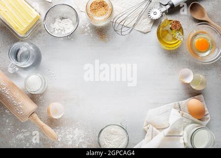 Cuisson et cuisson Ingrédients farine oeufs rouleur beurre et recette blanche fond gris. Espace de copie de la vue de dessus Banque D'Images