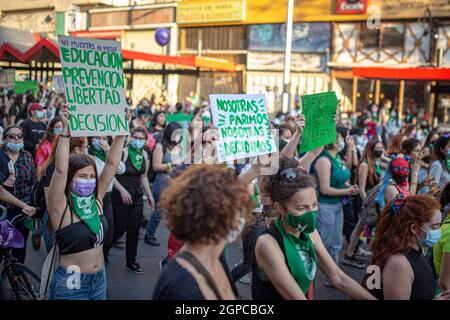 Santiago, Chili. 28 septembre 2021. Les femmes tiennent des écriteaux pendant la démonstration. Les femmes ont organisé une manifestation à Santiago au cours de la Journée mondiale d'action pour l'accès à l'avortement légal, sûr et gratuit. En ce jour, la chambre basse du Chili approuve la décriminalisation des avortements dans les 14 premières semaines de grossesse, mais doit encore faire face à des obstacles avant qu'elle ne devienne loi. Crédit : SOPA Images Limited/Alamy Live News Banque D'Images