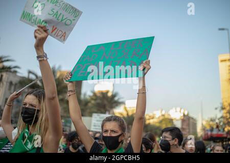 Santiago, Chili. 28 septembre 2021. Les femmes tiennent des écriteaux pendant la démonstration. Les femmes ont organisé une manifestation à Santiago au cours de la Journée mondiale d'action pour l'accès à l'avortement légal, sûr et gratuit. En ce jour, la chambre basse du Chili approuve la décriminalisation des avortements dans les 14 premières semaines de grossesse, mais doit encore faire face à des obstacles avant qu'elle ne devienne loi. Crédit : SOPA Images Limited/Alamy Live News Banque D'Images