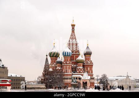 Moscou, Russie - 15 décembre 2020 : décorations de Noël sur la place Rouge à Moscou sur fond de cathédrale Saint-Basile. Carte postale des vacances d'hiver de Banque D'Images