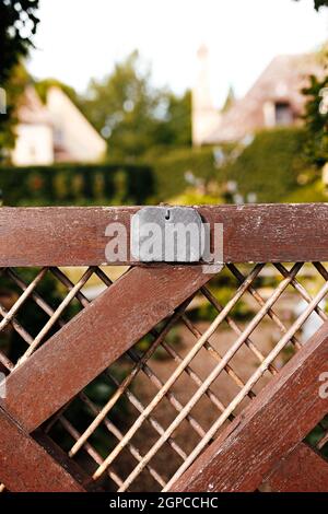 Clôture de maison privée avec badge ou étiquette vide. Concept de confidentialité. Propriété privée. Photo de haute qualité Banque D'Images