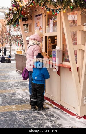 MOSCOU, RUSSIE - 15 DÉCEMBRE 2020 : pavillon de la foire de Noël sur la place Rouge. Cadeaux et souvenirs pour touristes. Banque D'Images