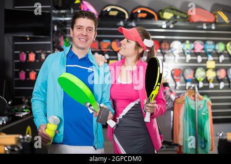 femme et homme avec une nouvelle raquette et balle Banque D'Images