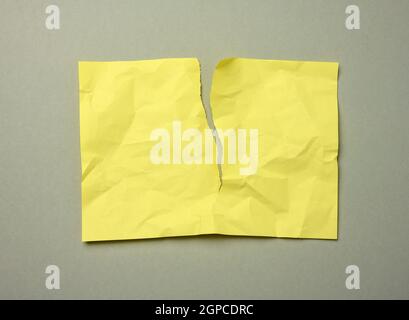 feuille de papier jaune vierge déchirée et froissé sur fond gris, espace de copie Banque D'Images