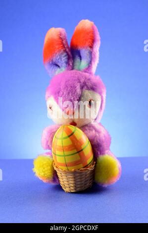 Un lapin de Pâques en peluche pour les fêtes. Banque D'Images