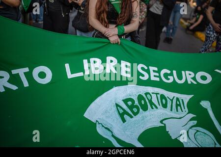 Santiago, Chili. 28 septembre 2021. Une femme détient un drapeau d'avortement géant pendant la manifestation. Les femmes ont organisé une manifestation à Santiago au cours de la Journée mondiale d'action pour l'accès à l'avortement légal, sûr et gratuit. En ce jour, la chambre basse du Chili approuve la décriminalisation des avortements dans les 14 premières semaines de grossesse, mais doit encore faire face à des obstacles avant qu'elle ne devienne loi. (Photo de Vanessa Rubilar/SOPA Images/Sipa USA) crédit: SIPA USA/Alay Live News Banque D'Images