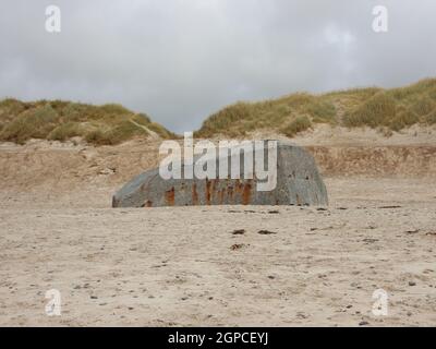 Bunker caché enterré dans le sable de la plage à partir de la Seconde Guerre mondiale Banque D'Images