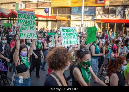 Santiago, Chili. 28 septembre 2021. Les femmes tiennent des écriteaux pendant la démonstration. Les femmes ont organisé une manifestation à Santiago au cours de la Journée mondiale d'action pour l'accès à l'avortement légal, sûr et gratuit. En ce jour, la chambre basse du Chili approuve la décriminalisation des avortements dans les 14 premières semaines de grossesse, mais doit encore faire face à des obstacles avant qu'elle ne devienne loi. (Photo de Vanessa Rubilar/SOPA Images/Sipa USA) crédit: SIPA USA/Alay Live News Banque D'Images