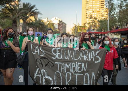 Santiago, Chili. 28 septembre 2021. Un groupe d'élèves du secondaire tient une bannière pendant la démonstration. Les femmes ont organisé une manifestation à Santiago au cours de la Journée mondiale d'action pour l'accès à l'avortement légal, sûr et gratuit. En ce jour, la chambre basse du Chili approuve la décriminalisation des avortements dans les 14 premières semaines de grossesse, mais doit encore faire face à des obstacles avant qu'elle ne devienne loi. (Photo de Vanessa Rubilar/SOPA Images/Sipa USA) crédit: SIPA USA/Alay Live News Banque D'Images