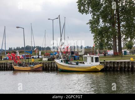 Katy Rybackie, Pologne - 4 septembre 2020 : bateaux de pêche dans le port sur la lagune de Vistule dans le village de Katy Rybackie situé sur la Vistule Spit entre la lagune Banque D'Images