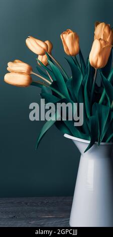 Tulipes dans une carafe. Classique encore vie avec un bouquet de fleurs de tulipe délicates dans un pot blanc vintage sur un fond vert et une vieille table en bois. Art Banque D'Images