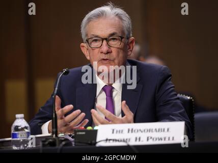 (210929) -- WASHINGTON, le 29 septembre 2021 (Xinhua) -- le président de la Réserve fédérale des États-Unis, Jerome Powell, témoigne d'une audience devant le Comité sénatorial des banques à Washington, DC, États-Unis, le 28 septembre 2021. Powell a déclaré mardi que les pressions inflationnistes pourraient durer plus longtemps que prévu dans le contexte des goulets d'étranglement de l'offre. (Kevin Dietsch/Pool via Xinhua) Banque D'Images