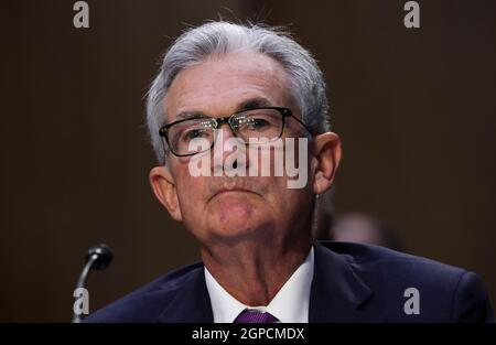 (210929) -- WASHINGTON, le 29 septembre 2021 (Xinhua) -- le président de la Réserve fédérale des États-Unis, Jerome Powell, témoigne d'une audience devant le Comité sénatorial des banques à Washington, DC, États-Unis, le 28 septembre 2021. Powell a déclaré mardi que les pressions inflationnistes pourraient durer plus longtemps que prévu dans le contexte des goulets d'étranglement de l'offre. (Kevin Dietsch/Pool via Xinhua) Banque D'Images