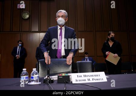 (210929) -- WASHINGTON, le 29 septembre 2021 (Xinhua) -- le président de la Réserve fédérale des États-Unis, Jerome Powell, témoigne d'une audience devant le Comité sénatorial des banques à Washington, DC, États-Unis, le 28 septembre 2021. Powell a déclaré mardi que les pressions inflationnistes pourraient durer plus longtemps que prévu dans le contexte des goulets d'étranglement de l'offre. (Kevin Dietsch/Pool via Xinhua) Banque D'Images