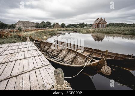 Bateaux viking dans le petit centre viking à Ribe, Danemark. Banque D'Images