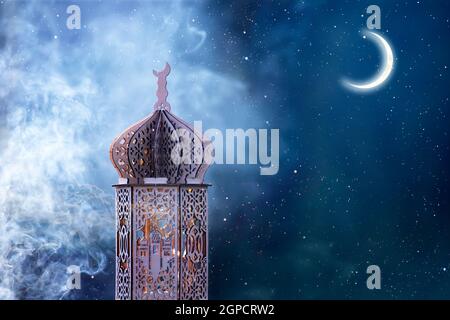 Lanterne arabe décorative avec croissant de lune illuminée la nuit. Carte de vœux de fête pour le mois sacré musulman Ramadan Kareem. Banque D'Images