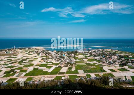 Vue imprenable sur la montagne Thoi Loi, le village de pêcheurs et les champs d'ail de l'île de Ly son, province de Quang Ngai, Viet Nam Banque D'Images