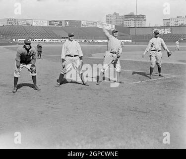George Pigras, Carl Mays, Harvey Hendrick, Oscar Roettger, New York Yankees, 26 avril 1923. Banque D'Images