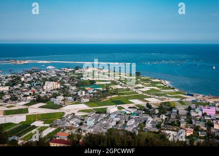 Vue imprenable sur la montagne Thoi Loi, le village de pêcheurs et les champs d'ail de l'île de Ly son, province de Quang Ngai, Viet Nam Banque D'Images