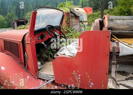 La cabine ouverte d'un ancien camion d'incendie dans un jardin d'objets en Idaho, aux États-Unis Banque D'Images