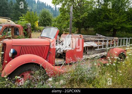 Un camion d'incendie Ford 1935 reposant dans un chantier naval de l'Idaho, aux États-Unis Banque D'Images