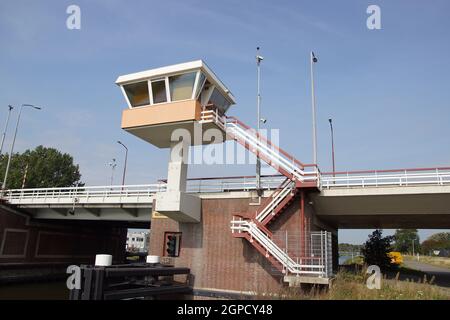 Maison du gardien de pont, escaliers, pont (Huiswaarderbrug) à la ville hollandaise d'Alkmaar sur un canal et une route. Septembre, pays-Bas. Banque D'Images