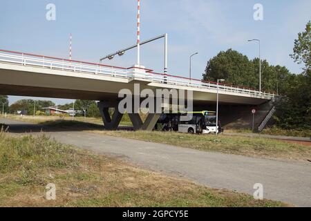 Pont (Huiswaarderbrug), bus, route à la ville hollandaise d'Alkmaar sur un canal. Pays-Bas, septembre Banque D'Images