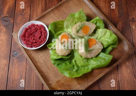 Cuisine juive traditionnelle de la Pâque - poisson gefilte avec carottes, laitue et raifort. Banque D'Images