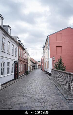 Rues colorées dans le centre-ville de Ribe Danemark. Banque D'Images