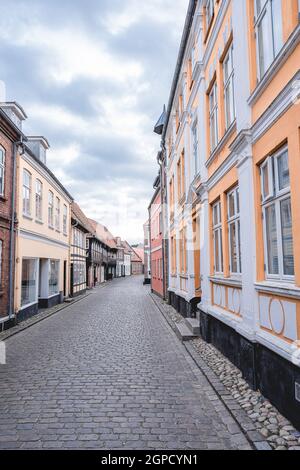 Rues colorées dans le centre-ville de Ribe Danemark. Banque D'Images