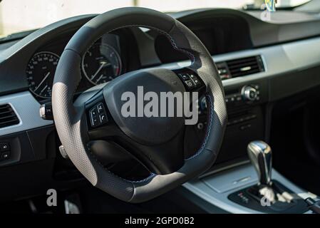 Décoration d'intérieur de voiture de luxe générique dans un éclairage naturel Banque D'Images