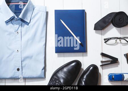 Ensemble d'accessoires homme d'affaires tendance, vue de dessus sur fond blanc en bois Banque D'Images