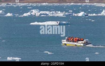 JOKULSARLON, ISLANDE - 30 JUILLET 2021 : excursion en bateau sur la lagune glaciaire de Jokulsarlon en Islande. Beaucoup de gens visitent le célèbre lagon glaciaire en Islande tous les yeux Banque D'Images