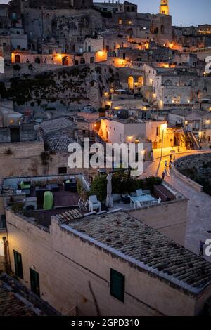 Matera, Italie - 20 septembre 2019: Vue en soirée de la ville de Matera, Italie, avec les lumières colorées mettant en évidence des patios de cafés de trottoirs dans le S Banque D'Images