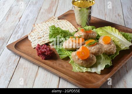 La Pâque nourriture juive traditionnelle - poisson de gefilte avec des carottes, de la laitue, du radis de cheval et du matzah. Concept de célébration de la Pâque Banque D'Images