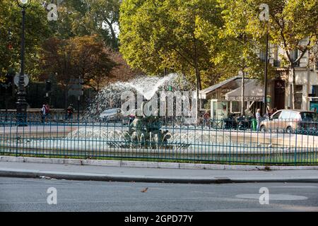 Paris - La fontaine sur la place d'Edmund Rostand près des Jardins du Luxembourg Banque D'Images